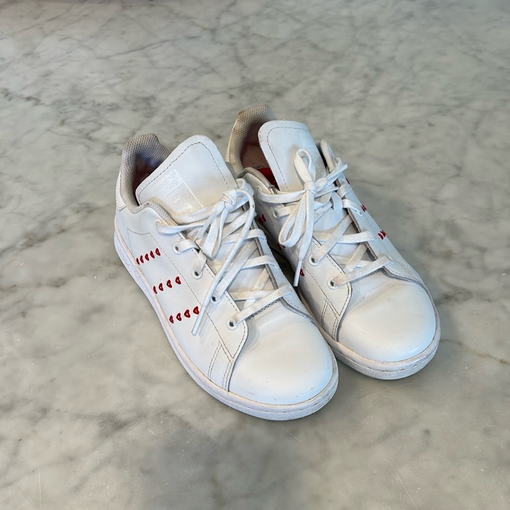 EUC Stan Smiths with Hearts girls size 3